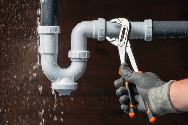 Professional Emergency Plumber technician working in Shawnee, KS